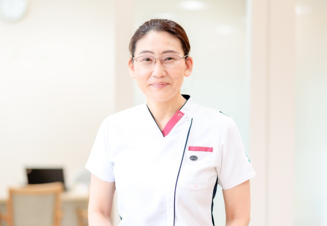 職場の雰囲気は、誠実で明るく、前向きな気持ちになれる空間のように思えます。